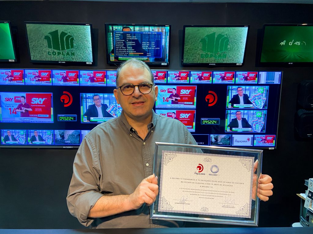 Leonardo Sampaio, diretor-executivo da TV Pajucara, com a placa da Record - Foto: Divulgação/TV Pajuçara