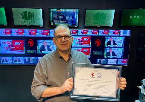 Leonardo Sampaio, diretor-executivo da TV Pajucara, com a placa da Record - Foto: Divulgação/TV Pajuçara