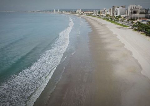 Lixo na praia agrava a situação dos oceanos - Foto: Vasni Soares/TV Pajuçara